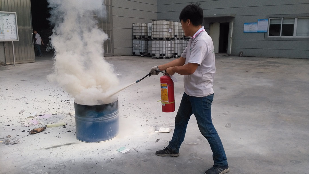 粤马建筑涂料公司员工使用灭火器
