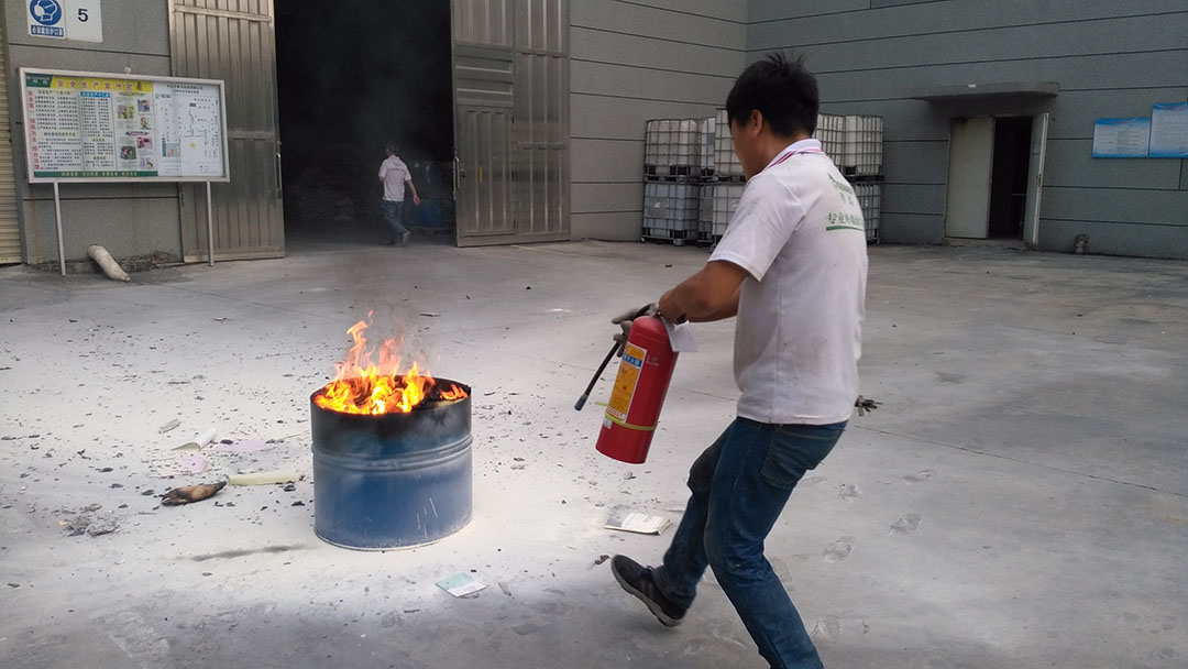粤马建筑涂料公司员工使用灭火器