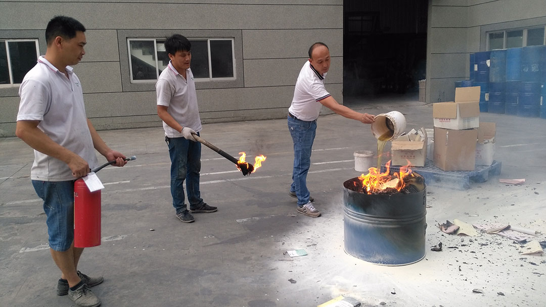 粤马建筑涂料公司员工使用灭火器